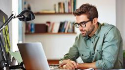 How Do Experienced People Know What to Focus on?