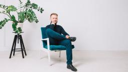 How to Analyze the Character From the Sitting Way?